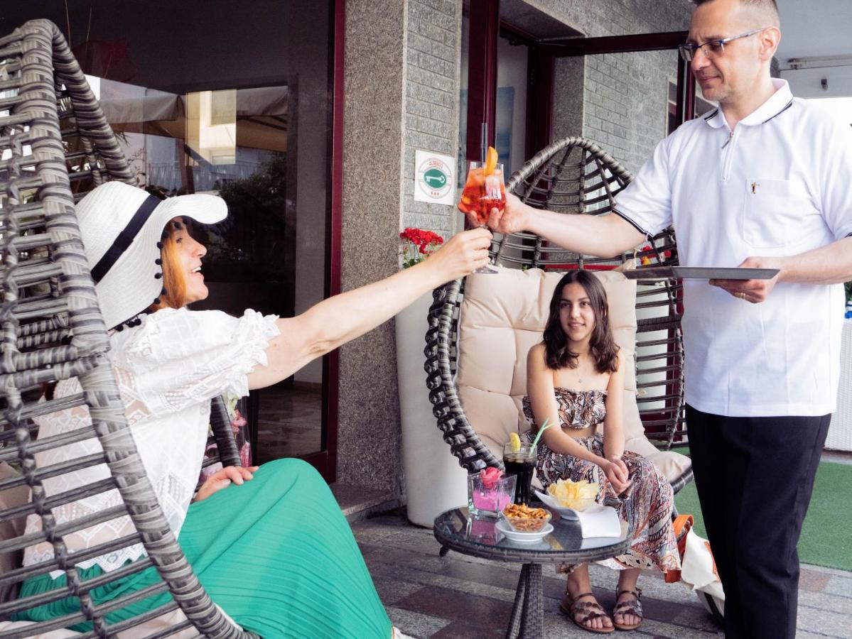 רימיני Hotel Capinera מראה חיצוני תמונה